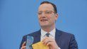 El ministro de Salud de Alemania, Jens Spahn, presenta la aplicación Corona Warn con un certificado digital de vacunación en la pantalla de su celular y su propio certificado de vacunación en la mano, durante una conferencia de prensa sobre la situación por el coronavirus, en Berlín, Alemania, el jueves 10 de junio de 2021. El ministro de Salud de Alemania, Jens Spahn, presenta la aplicación Corona Warn con un certificado digital de vacunación en la pantalla de su celular y su propio certificado de vacunación en la mano, durante una conferencia de prensa sobre la situación por el coronavirus, en Berlín, Alemania, el jueves 10 de junio de 2021.