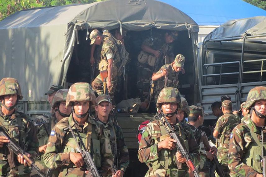 Soldados del Ejército de Nicaragua fueron desplegados en la frontera con Costa Rica, en Peñas Blancas, para impedir el paso de los migrantes cubanos. (CORTESÍA)