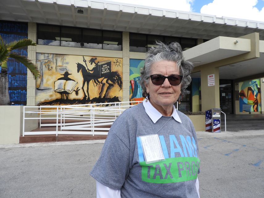 Yoleise Salomón, coordinadora del equipo local del programa VITA/TCS frente a la biblioteca municipal de Hialeah.