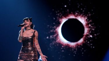 Cazzu se presenta en el escenario durante los Premios Juveniles 2022 en el Coliseo de Puerto Rico el 21 de julio de 2022 en San Juan, Puerto Rico. 