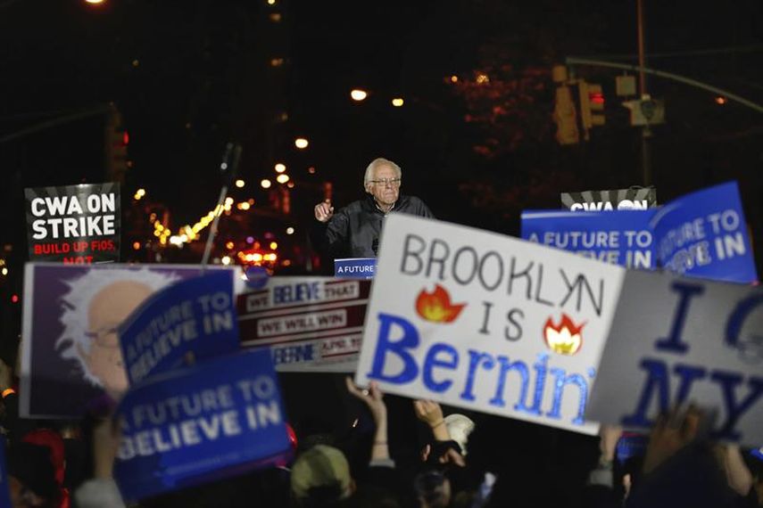 El precandidato Bernie Sanders le habló a un público que resistió al frío de Nueva York para recibir el mensaje (EFE)