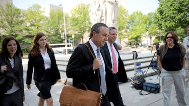 Los abogados de Walter Kendall Myers, de 72 años, y de su esposa Gwendolyn Steingraber Myers, de 71, llegan al Tribunal de Distrito de los Estados Unidos el 10 de junio de 2009 en Washington, D.C. Ambos fueron acusados de conspiración para entregar información clasificada a Cuba, de actuar como agentes ilegales de un gobierno extranjero y de fraude electrónico.