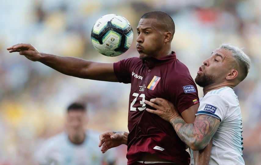 El delantero Salomón Rondón durante en un encuentro de la Copa América Río 2019 entre Venezuela y Argentina