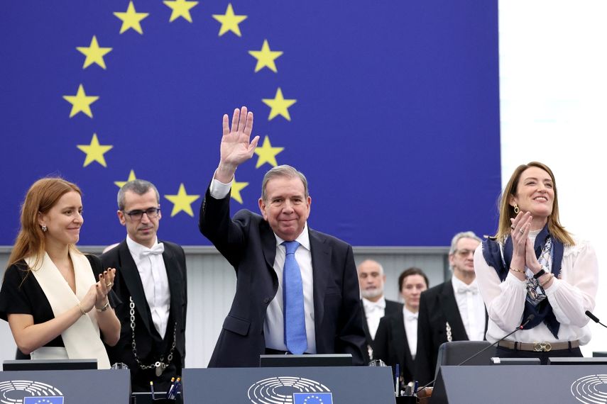 El presidente electo de Venezuela, Edmundo González Urrutia, llega para recibir el premio Sájarov de derechos humanos 2024 del Parlamento Europeo durante una ceremonia de entrega de premios en el Parlamento Europeo en Estrasburgo, este de Francia, el 17 de diciembre de 2024.