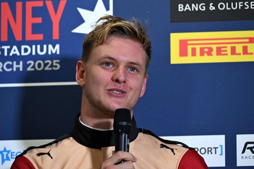 El piloto alemán Mick Schumacher habla durante una conferencia de prensa, el 6 de marzo de 2025.