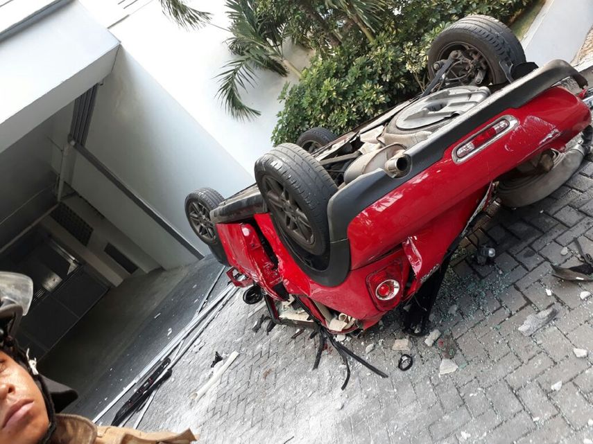 Las investigaciones preliminares indicaron que uno de los fallecidos fue identificado como Eduardo Murillo, quien supuestamente conducía el vehículo