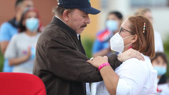 El dictador sandinista Daniel Ortega junto a la militante del FSLN y presidenta del Consejo Supremo Electoral Brenda Rocha.