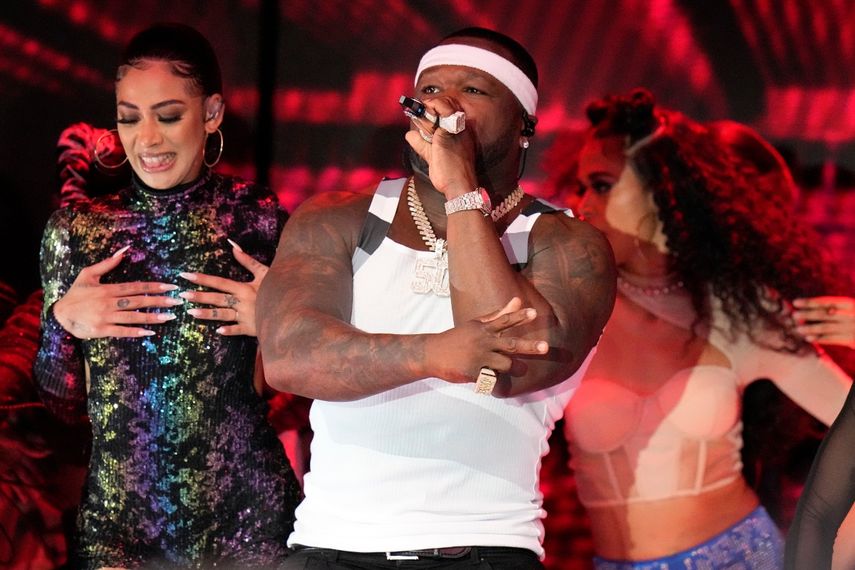 50 Cent actúa durante el medio tiempo del partido de fútbol americano Super Bowl 56 de la NFL entre Los Angeles Rams y Cincinnati Bengals el domingo 13 de febrero de 2022 en Inglewood, California.