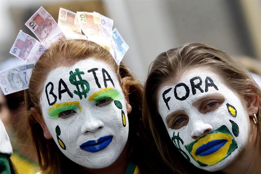 Dos mujeres participan en una manifestación contra la presidenta brasileña. (EFE)