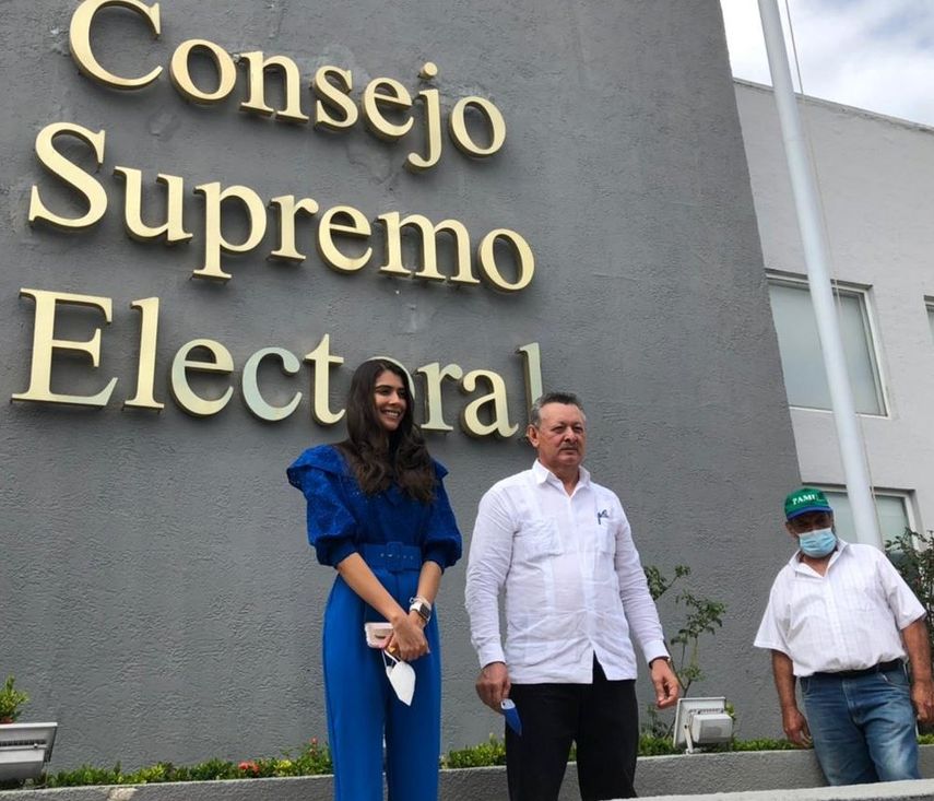 La fórmula presidencial de Ciudadanos por la Libertad: el exjefe de la contra Oscar Sovalbarro y la ex Miss Nicaragua Berenice Quezada.