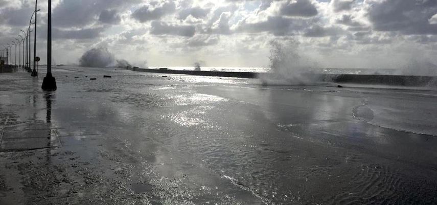 Inundaciones ligeras en el Malecón de La Habana.&nbsp;