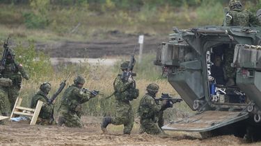En la imagen, soldados canadienses asisten a las maniobras militares de la OTAN Namejs 2021 en un campo de entrenamiento en Kadaga, Letonia, el lunes 13 de septiembre de 2021. Como respuesta a la anexión rusa de Crimea en 2014, Estados Unidos y sus aliados sancionaron a Moscú y la OTAN paralizó toda la cooperación práctica con Moscú, reforzando su contingente cerca de Rusia.