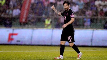 El astro argentino Lionel Messi, del Inter Miami, hace un gesto durante un partido amistoso en Honduras, el 8 de febrero de 2025.