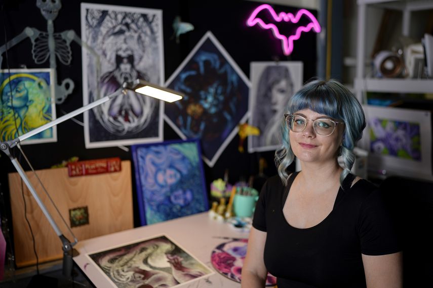 Kelly McKernan posa para un retrato el 15 de agosto de 2023, en Nashville, Tennessee. McKernan es una de tres artistas que presentaron una demanda por el uso de sus imágenes en programas de Inteligencia Artificial (IA).