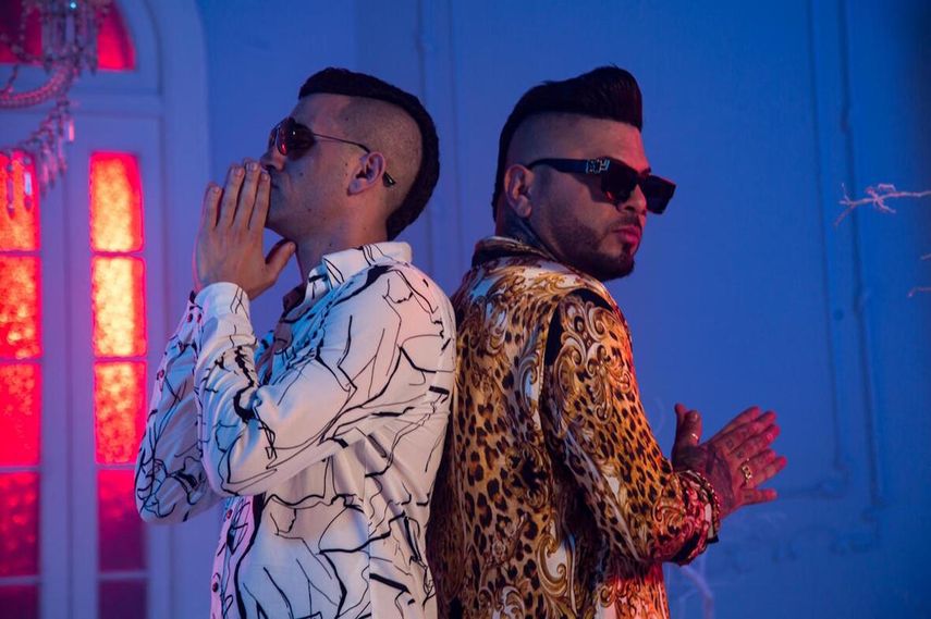 Los cantantes Lenier y El Chacal, durante la grabación de un videoclip que acompaña uno de los temas del disco The Hit Kings.&nbsp;