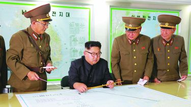 El dictador norcoreano Kim Jong Un inspecciona los planes de lanzamiento de misiles hacia la islade Guam, el pasado verano.