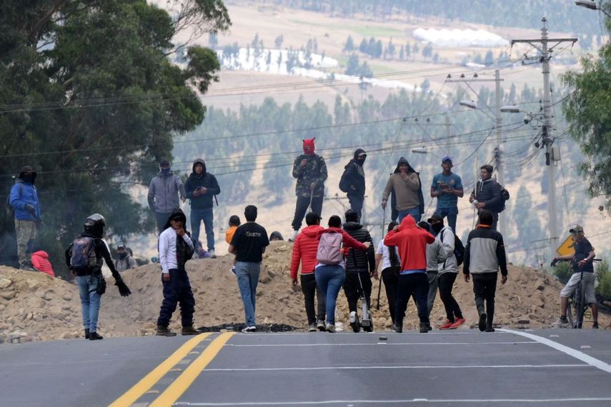 Supuestos indígenas destruyen las vìas y bloquean la Carretera Panamericana durante una protesta en el sector de Guachala cerca de Quito el 22 de septiembre de 2025.