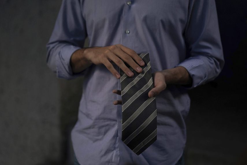 Javier Flores sostiene una corbata de Gabriel García Márquez que compró en una venta benéfica de artículos del escritor y su esposa Mercedes, en la que fue por años su casa, el miércoles 27 de octubre de 2021 en la Ciudad de México.&nbsp;
