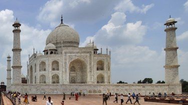 Las aguas de la crecida del río Jamuna llegan a la periferia del Taj Mahal en Agra, India, 1 de julio de 2023.&nbsp;