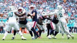 El mariscal de campo Drake Maye (centro), de los Patriots de Nueva Inglaterra, busca pasar el balón en un partido contra los Dolphins de Miami en el Hard Rock Stadium, el 14 de septiembre de 2025 en Miami Gardens, Florida. El mariscal de campo Drake Maye (centro), de los Patriots de Nueva Inglaterra, busca pasar el balón en un partido contra los Dolphins de Miami en el Hard Rock Stadium, el 14 de septiembre de 2025 en Miami Gardens, Florida.