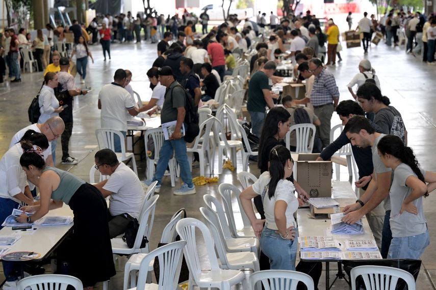 Los funcionarios de la mesa electoral cuentan las papeletas en un puesto de votación durante las elecciones presidenciales en Cali, Colombia, el 31 de mayo de 2026.