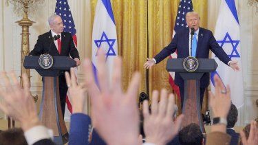 Los reporteros levantan la mano para hacer preguntas mientras el primer ministro israelí, Benjamin Netanyahu, y el presidente estadounidense, Donald Trump, hablan durante una conferencia de prensa conjunta celebrada en el Salón Este de la Casa Blanca el 4 de febrero de 2025 en Washington, DC.&nbsp;
