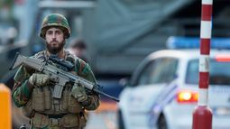 Un soldado presta guardia en el exterior de la Estación Central de trenes de Bruselas tras un atentado terrorista neutralizado este martes 20 de junio de 2017, en Bruselas, Bélgica.&nbsp;