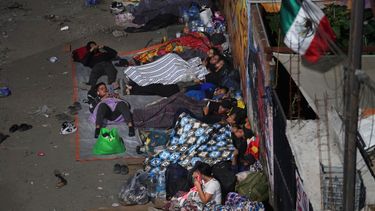 Migrantes duermen a las afueras de una estación de tren, en Irapuato, México, mientras esperan a un tren con destino al norte.