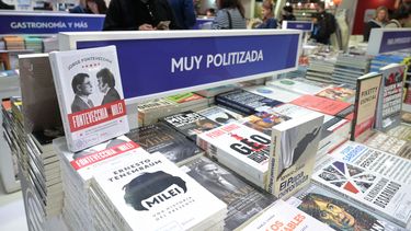 Libros sobre política argentina se exhiben a la venta en la Feria Internacional del Libro de Buenos Aires, en el recinto ferial La Rural de Buenos Aires, el 7 de mayo de 2025.