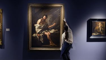 Un trabajador ajusta a Bernardo Cavallino San Bartolomé durante una vista previa de prensa en Sothebys Nueva York el 25 de octubre de 2022 para la subasta en vivo Barroco: Obras maestras de la colección Fisch Davidson.