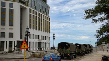 Vehículos policiales a servicio del régimen circulan por la calle El Paseo del Prado en La Habana, el 15 de noviembre de 2021, día en que la oposición anunció que saldría a marchar pacíficamente pidiendo libertad