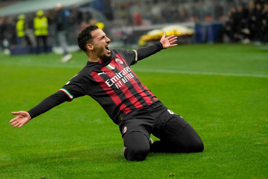 Ismael Bennacer celebra tras marcar el primer gol del AC Milan ante el Napoli en los cuartos de final de la Liga de Campeones, el miércoles 12 de abril de 2023, en Milán.&nbsp;