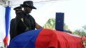 Martine Moise, viuda del presidente haitiano asesinado Jovenel Moïse, está de pie junto al féretro durante el funeral en la finca familiar en Cabo Haitiano, Haití. Martine Moise, viuda del presidente haitiano asesinado Jovenel Moïse, está de pie junto al féretro durante el funeral en la finca familiar en Cabo Haitiano, Haití.