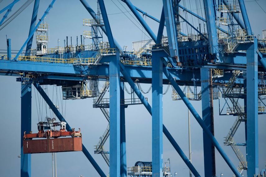 Grúa especializada traslada un contenedor en un puerto de Estados Unidos.