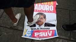 Un opositor al régimen de Venezuela pisa un cartel de campaña electoral con la imagen de Nicolás Maduro durante una protesta en el barrio de Petare en Caracas el 29 de julio de 2024, un día después de las elecciones presidenciales venezolanas.&nbsp;