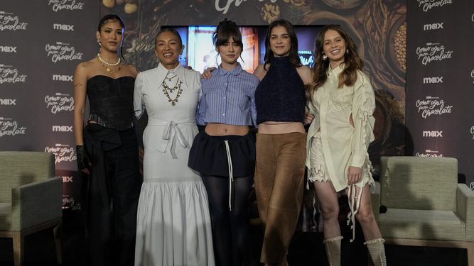Las actrices mexicanas Andrea Chaparro, de izquierda a derecha, Ángeles Cruz, Azul Guaita, Irene Azuela y Ana Valeria Becerril, posan para una fotografía al final de una conferencia de prensa de su serie MAX, Como agua para chocolate, en la Ciudad de México el martes 29 de octubre de 2024. &nbsp;