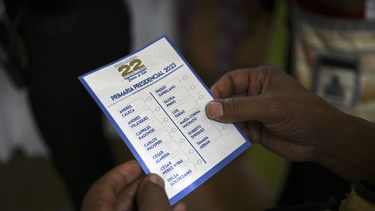 Una persona vota en un colegio electoral en Caracas durante las elecciones primarias de la oposición venezolana el 22 de octubre de 2023.   