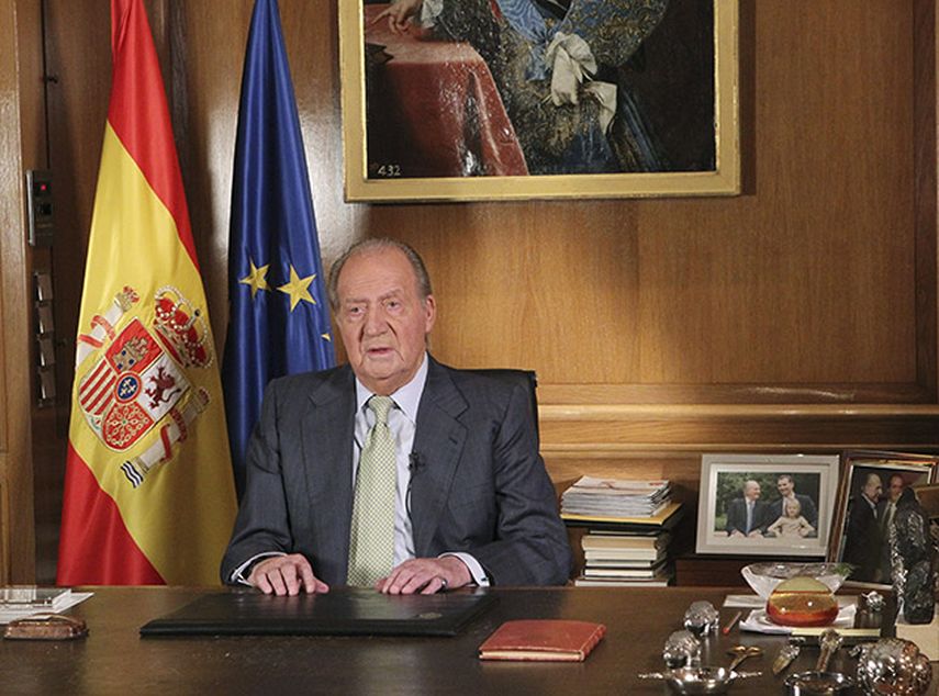 El rey Juan Carlos en su mensaje transmitido por TV en el que explica los motivos de su abdicación, este lunes 2 de junio de 2014. (EFE)