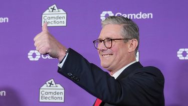 Keir Starmer, líder del Partido Laborista británico, hace una señal de triunfo a sus simpatizantes después de que fue elegido para la circunscripción electoral de Holborn y St Pancras, el viernes 5 de julio de 2024, en Londres.&nbsp;