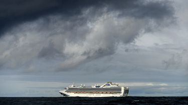 Llevando a bordo a muchas personas que dieron positivo a COVID-19, el crucero Grand Princess se mantiene a casi 50 kil&oacute;metros (30 millas) de la costa de San Francisco, el domingo 8 de marzo de 2020.&nbsp;