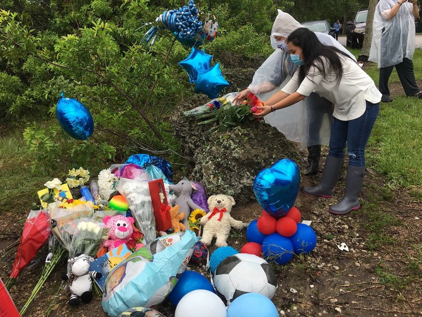 Personas afectadas por la muerte del ni&ntilde;o Alejandro Ripley se acercaron al sitio donde fue encontrado su cuerpo sin vida.&nbsp;