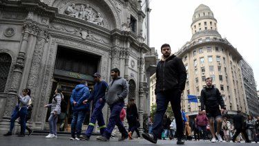 Personas caminan en el distrito financiero de Buenos Aires el 8 de septiembre de 2025.