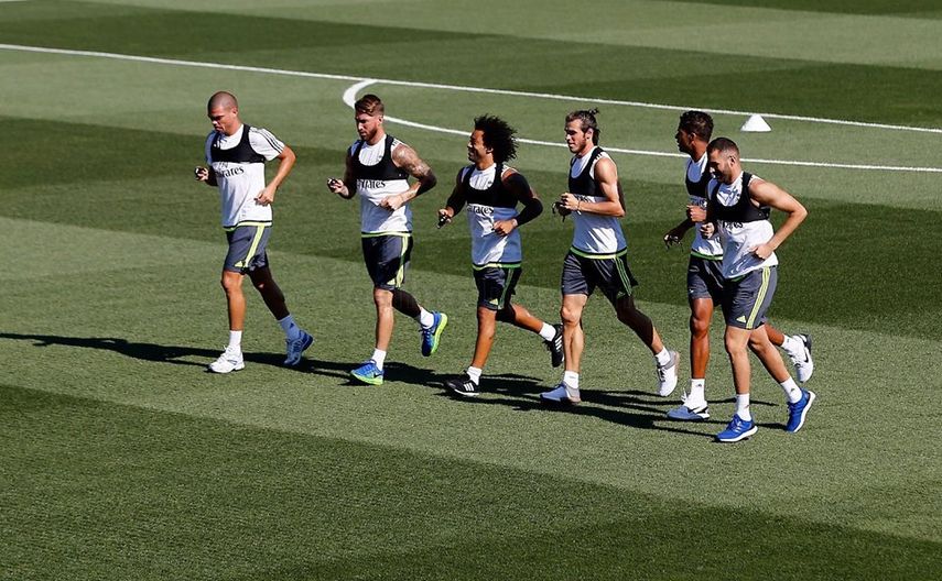 Un reducido grupo de jugadores completaron el primer entrenamiento (foto: Real Madrid)