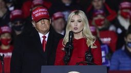 Ivanka Trump junto a su padre el expresidente Donald Trump, durante un acto de camapaña en 2020.&nbsp;