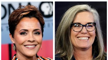 A la izquierda, la candidata republicana a gobernadora de Arizona, Kari Lake, en un debate televisado por PBS el 29 de junio de 2022 en Phoenix; y la aspirante demócrata Katie Hobbs antes de una entrevista televisada, en Phoenix el 18 de octubre de 2022.&nbsp;