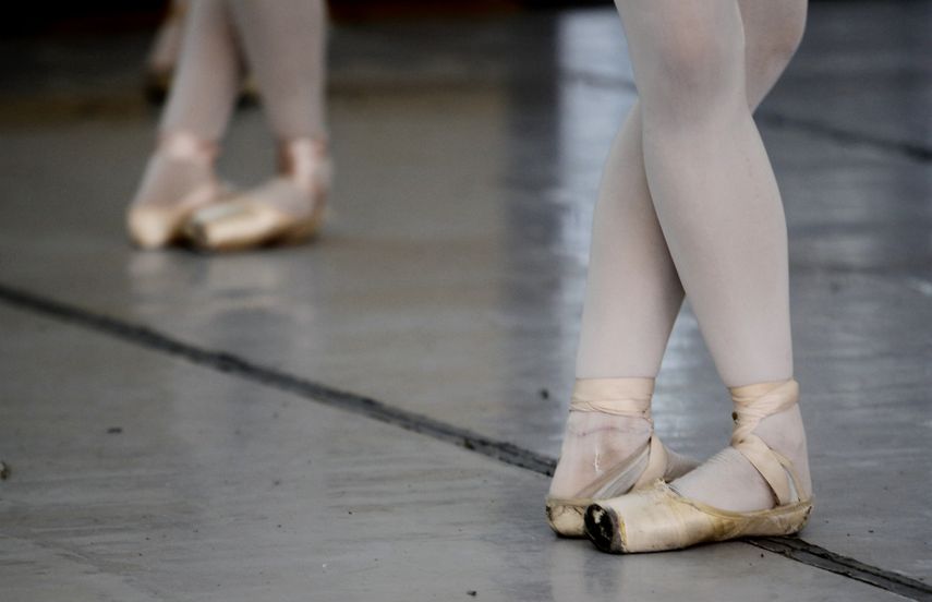 Detalle de los pies de una estudiante durante una clase en la&nbsp;Escuela&nbsp;Nacional&nbsp;de&nbsp;Ballet.