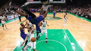 OG Anunoby #8 de los New York Knicks clava el balón contra Jayson Tatum #0 de los Boston Celtics en el primer partido de la segunda ronda de los playoffs de la NBA de la Conferencia Este en el TD Garden el 5 de mayo de 2025 en Boston, Massachusetts.&nbsp;