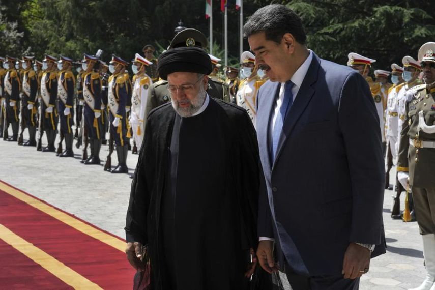El dictador Nicolás Maduro (derecha), es recibido por el presidente iraní, Ebrahim Raisi, en el Palacio Saadabad de Teherán, Irán, el 11 de junio de 2022.