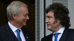 El presidente de Chile, José Antonio Kast (izquierda), y el presidente de Argentina, Javier Milei, se miran en el balcón del palacio de gobierno Casa Rosada después de una reunión, en Buenos Aires, el 6 de abril de 2026.