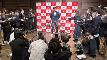 Shohei Ohtani de los Angelinos de Los Ángeles charla con periodistas tras regresar a Japón en el aeropuerto internacional de Haneda en Tokio
